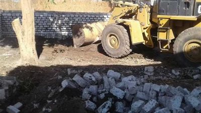 إزالة فورية لـ3 تعديات على أرض زراعية وحملة إشغالات بميدان الرعاية بالقوصية..(صور)