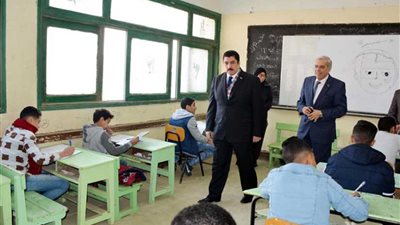 محافظ القليوبية يتفقد سير امتحانات الشهادة الإعدادية بمدارس بنها (صور)