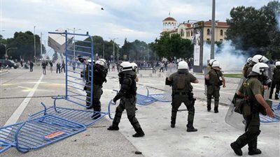 اشتباكات الشرطة ومتظاهرين فى اثنيا احتجاجا على تغيير اسم مقدونيا