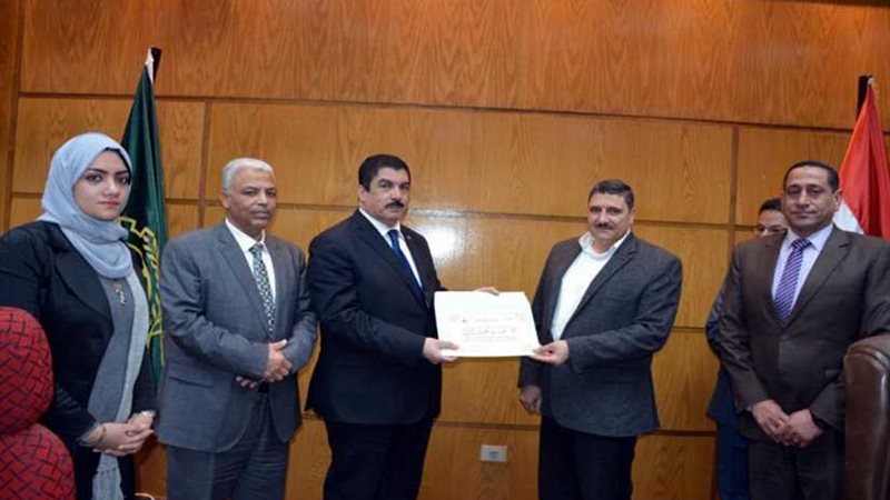 محافظ القليوبية يقدم