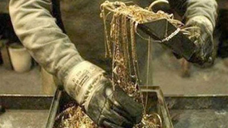 خادمة تسرق المشغولات