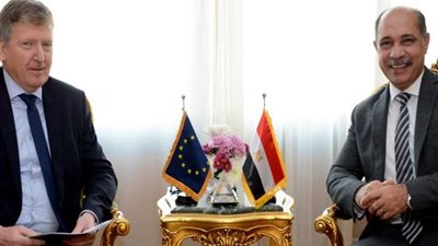 وزير الطيران المدني يلتقى مفوض الاتحاد الأوروبي بمصر