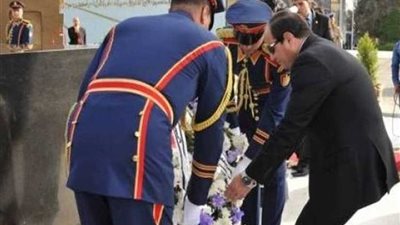 السيسي يضع إكليلا من الزهور على النصب التذكاري لشهداء الشرطة 