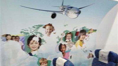 مصر للطيران تضع شعار معرض القاهرة للكتاب على مقاعد طائراتها