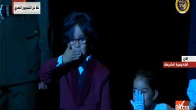 الرئيس السيسي يتبادل القبلات على الهواء مع أطفال احتفالات الشرطة الـ67 (فيديو)