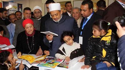 الإمام الأكبر يتفقد جناح الأزهر الشريف بمعرض القاهرة الدولي للكتاب