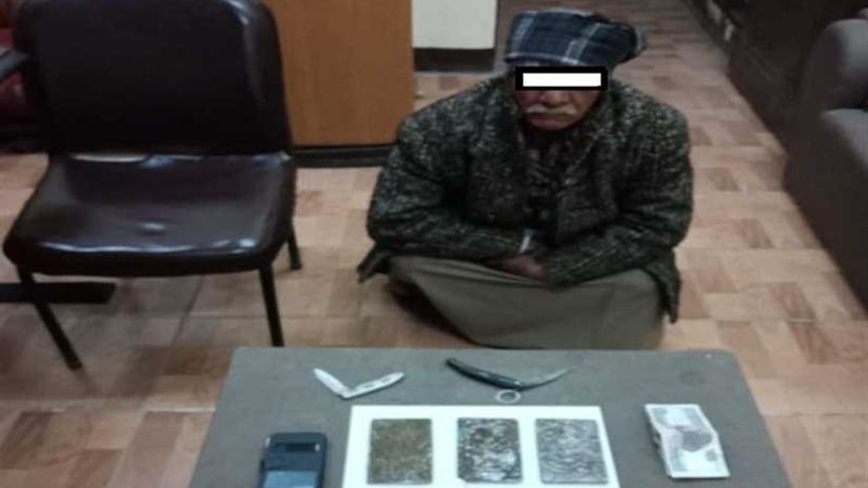 ضبط عامل وبحوزته