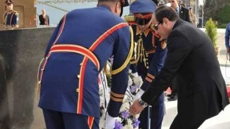 السيسي يضع إكليلا