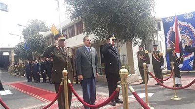 محافظ أسيوط يضع الزهور على النصب التذكاري لشهداء الشرطة