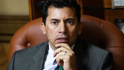 وزير الشباب يبحث استعدادات 