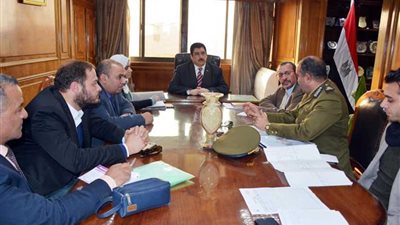 محافظ القليوبية يبحث تطوير المرور