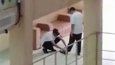 السعودية.. معلم يربط حذاء أحد طلابه