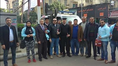 المصريين الأحرار بشبرا يوزع الورود على الضباط والمجندين