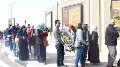 بالصور.. طوابير على الدخول في ثانى ايام المعرض