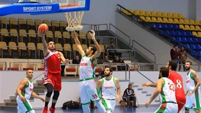 الأهلي يفوز على سبورتنج 71-66 في 