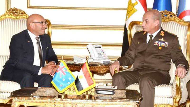 وزير الدفاع يلتقى