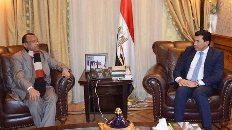 وزير الشباب يبحث