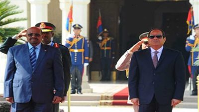 مراسم استقبال الرئيس السيسي لنظيره السوداني بالاتحادية (فيديو)
