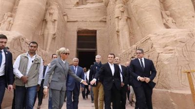 شاهد.. ماكرون يستهل زيارته للقاهرة بجولة في معبد أبو سمبل