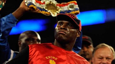 بطل العالم للملاكمة يقوم بأولى خطواته بعد الغيبوبة