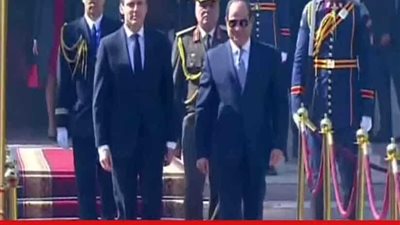 لحظة وصول الرئيس الفرنسي وقرينته إلى قصر الاتحادية (فيديو)