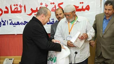 تسليم 25 سماعة وكراسي متحركة لغير القادرين بـ