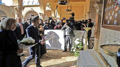 ماكرون وزوجته يضعان إكليلًا من الزهور على النصب التذكاري لشهداء حادث الكنيسة البطرسية