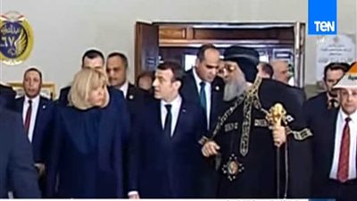 ماكرون يوقع في سجل كبار الزوار بالكاتدرائية المرقسية بالعباسية (فيديو)