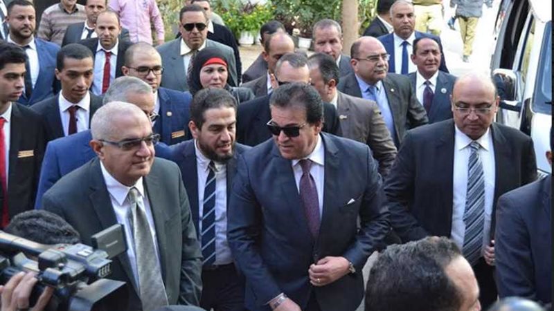 عبدالغفار يفتتح 3