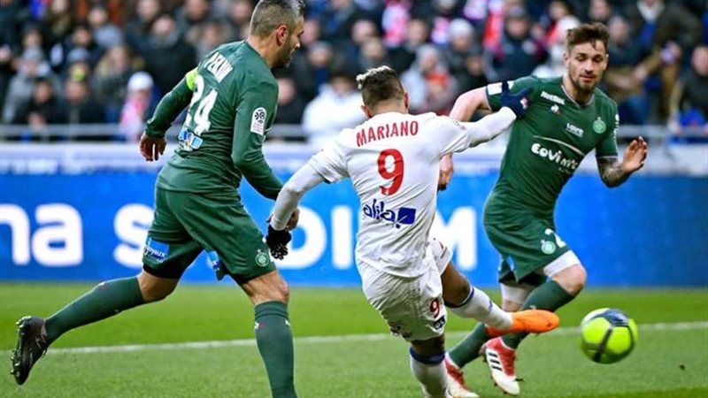 ليون يفوز خارج ملعبه