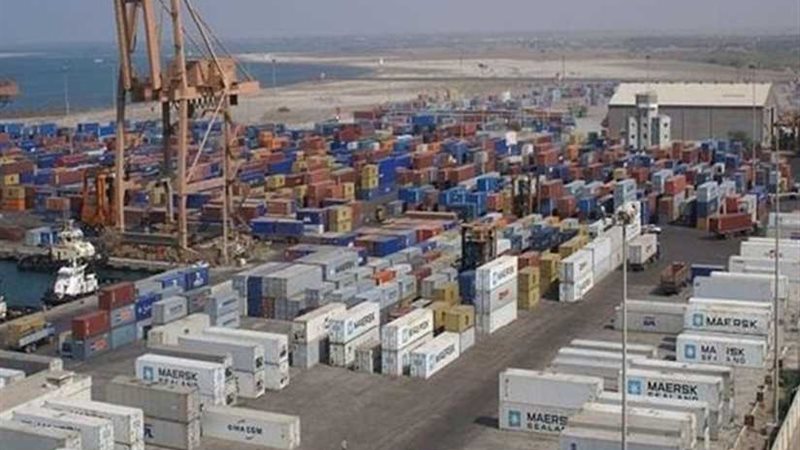 وصول شحنات فحم وخشب