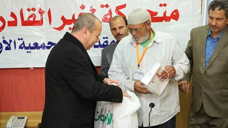 تسليم 25 سماعة وكراسي