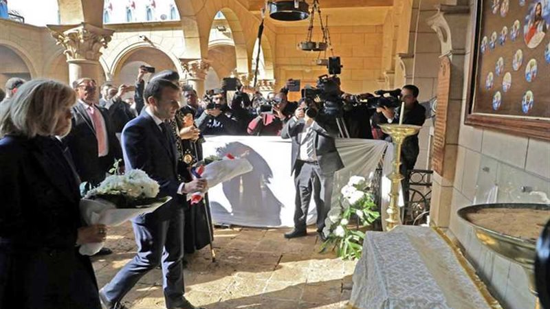 ماكرون وزوجته يضعان