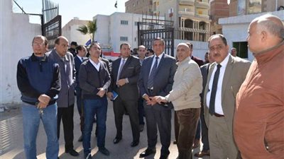 محافظ البحيرة: بحث قانونية التوسعات التي طرأت على المحلات التجارية بدمنهور