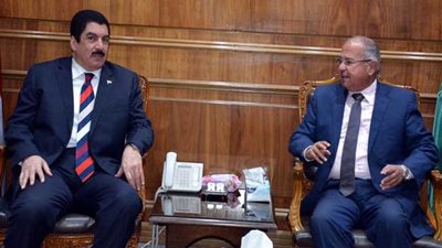 محافظ القليوبية يناقش تنفيذ برنامج تطوير خدمات المواطنين