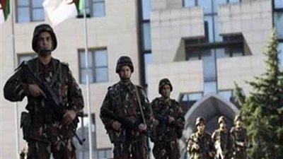 إرهابي يسلم نفسه للجيش الجزائرى.. وكشف مخبأ للأسلحة والذخيرة جنوب البلاد