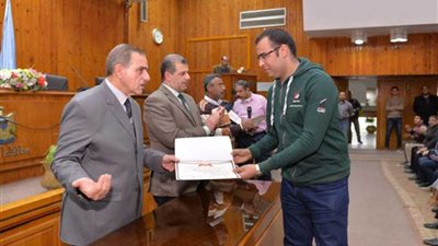 محافظ أسيوط يكرم فريق إنقاذ أطفال الشوارع وأعضاء فرقة النور المسرحية للمكفوفين