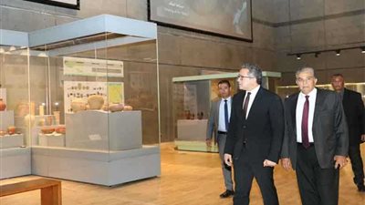 وزير الآثار يلتقي العاملين بمتحف الحضارة