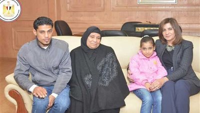 وزيرة الهجرة تستقبل أسرة 