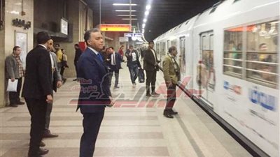 وزير النقل يفاجئ العاملين في محطات خط مترو حلوان
