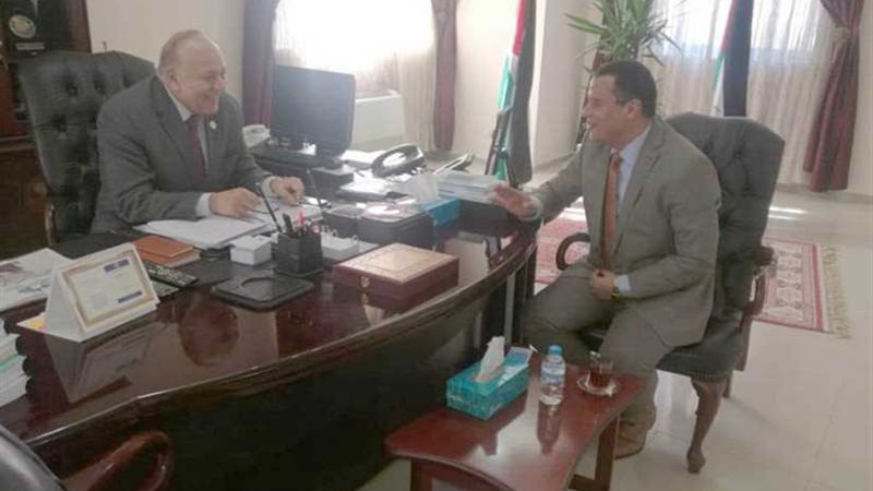 أستاذ بجامعة أسيوط