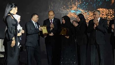 تكريم منى المنصوري «عاشقة مصر» كأفضل مصممة أزياء عربية.. صور