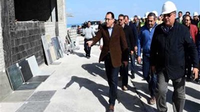 رئيس الوزراء يتفقد 