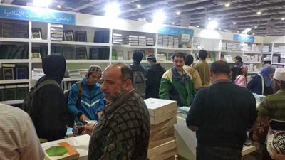 الوافدون يزورون جناح الشئون الإسلامية بمعرض الكتاب