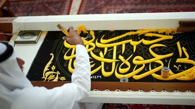 شاهد.. كسوة الكعبة وألوانها الـ7 قبل الإسلام حتى الآن