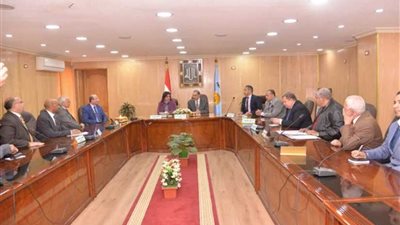 محافظ أسيوط يبحث مع 