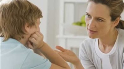 شاهد.. كيف تعلم أبناءك اختيار أصدقائهم؟