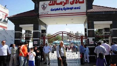 رئيس الزمالك يعنف اللاعبين في 