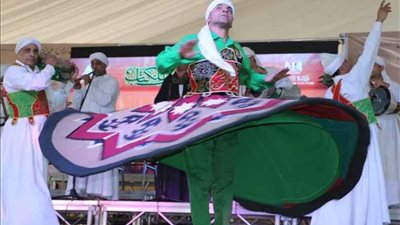 التنورة التراثية تحلق بجمهور معرض الكتاب في سماء الصوفية