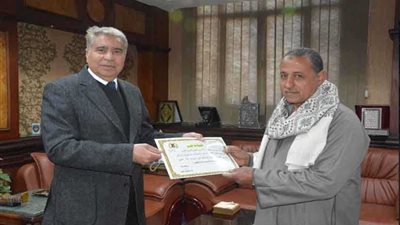 محافظ المنيا يكرِّم مواطنًا تبرع بمنزله مقرا مؤقتا للوحدة الصحية